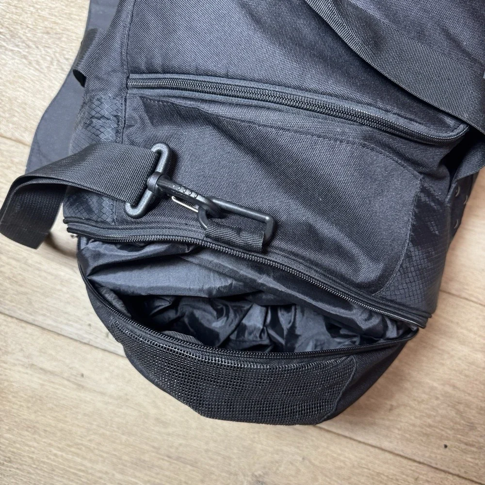 Oakley Black Duffle Bag Vintage Gym Bag in Excellent Condition Model 92345